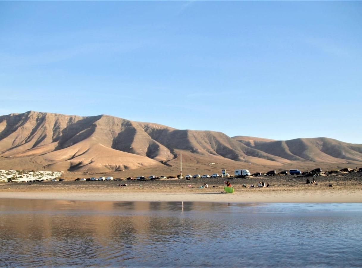 Canaryislandshost L Famara Surfer Buitenkant foto